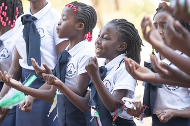 Des élèves chantent à l'école primaire méthodiste unie de Tsalala, près de Maputo, au Mozambique. L'école est située sur la même propriété qu'un centre de formation soutenu par l'Église méthodiste unie de Tsalala. Photo par Mike DuBose, UM News.