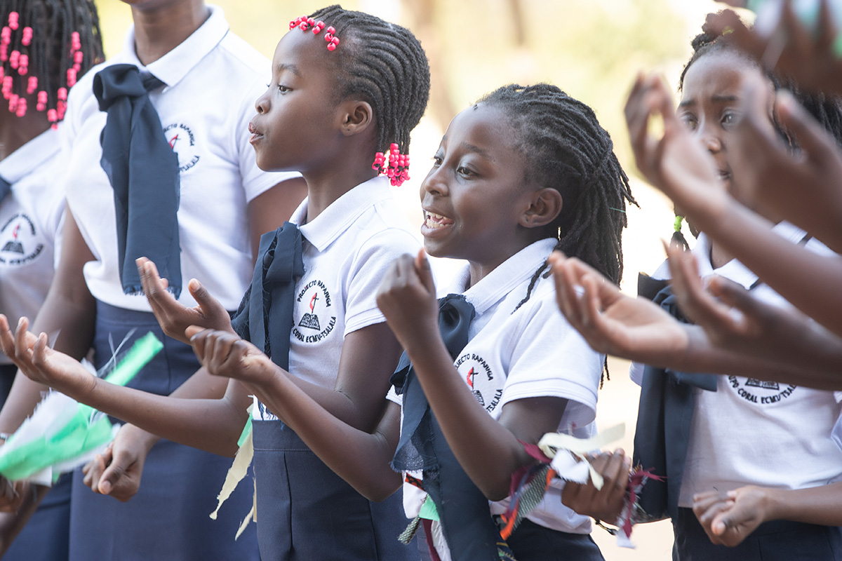 Estudantes cantam na Escola Primária Metodista Unida de Tsalala, perto de Maputo, Moçambique. A escola está localizada na mesma propriedade com um centro de treinamento apoiado pela Igreja Metodista Unida. Foto de Mike DuBose, Notícias da MU. 