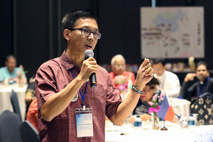 Antonius Tri Sulistiyanto from Indonesia asks a question about fundraising to Sherry Elliot who led the workshop “Fundraising as Ministry,” during the third Asia Upper Room leadership seminar on Oct. 25 in Bangkok, Thailand. Photo by the Rev. Thomas E. Kim, UM News.