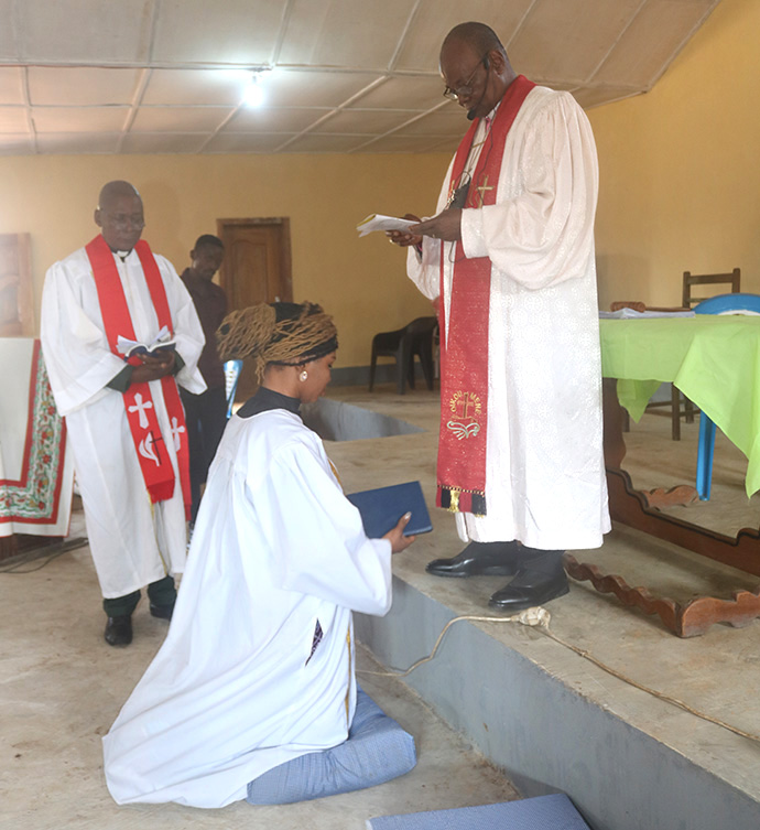L'évêque Gabriel Yemba Unda, de la région épiscopale du Congo Est, dirige le service d'ordination de la diacre Cynthia Priscillia Soronaka. Elle est la première femme pasteur de l'Eglise en République Centrafricaine. Photo par Chadrack Tambwe Londe, UM News.