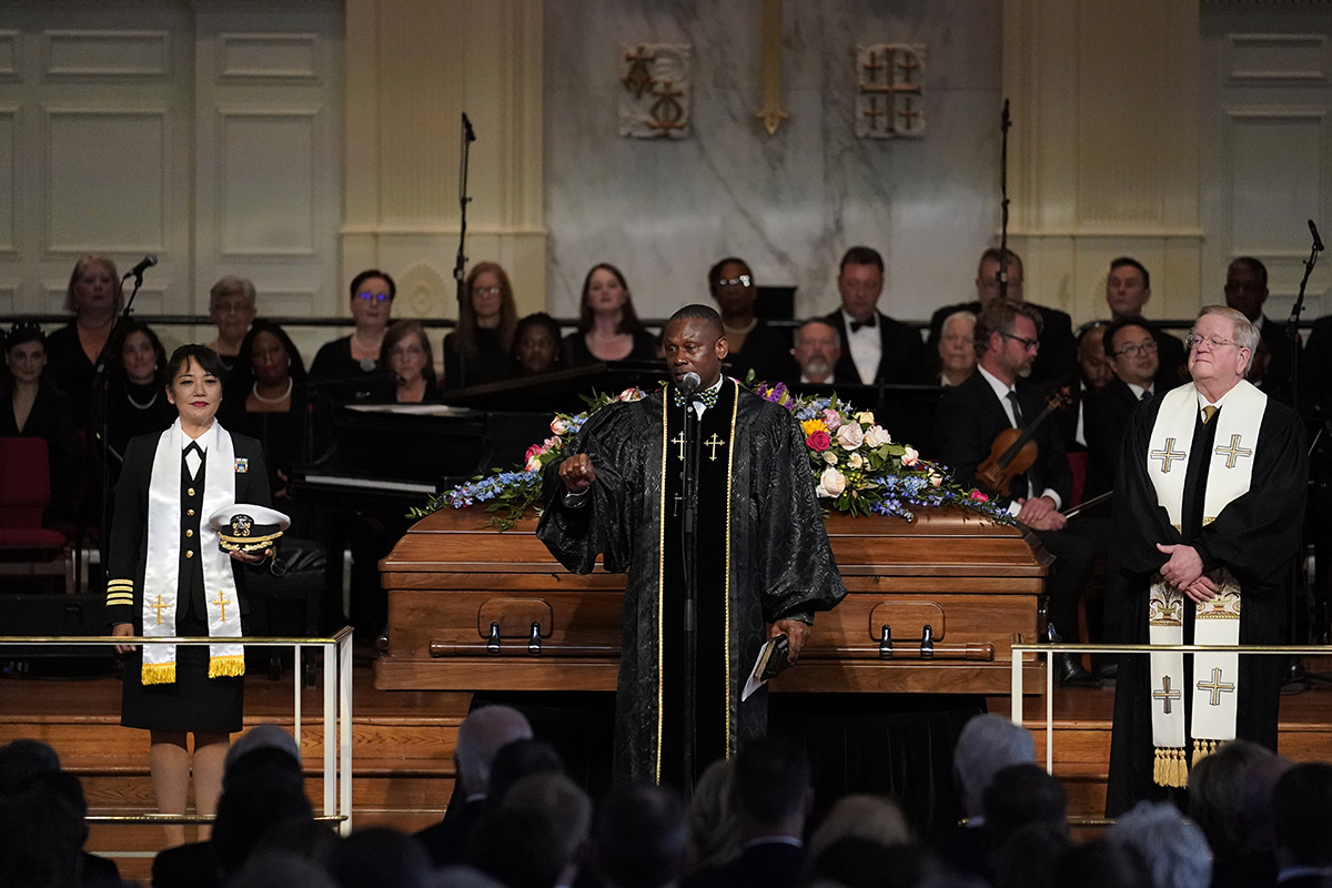 O pastor Tony Lowden, no centro, fala no funeral da ex-primeira-dama Rosalynn Carter na Igreja Metodista Unida Glenn Memorial da Universidade Emory, em Atlanta. À direita está o Rev. Mark Westmoreland, pastor da Igreja Metodista Unida Glenn Memorial. Foto Brynn Anderson, AP.
