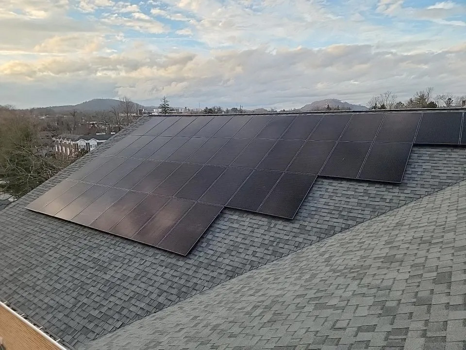 O telhado do Primeira IMU de Hendersonville, Carolina do Norte, com os painéis solares fotovoltaicos exibidos. (Foto: Joe Donoghue)