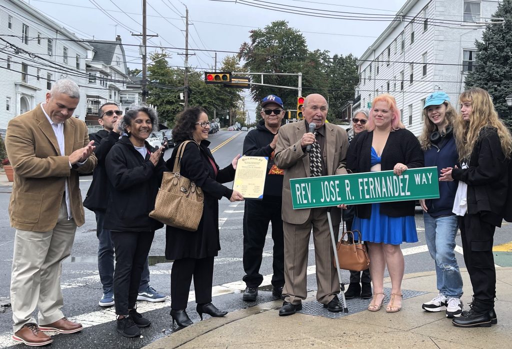 El Rev. José R. Fernández recibió este homenaje de la ciudad, en compañía de su familia, por su trabajo ministerial desde la Iglesia Metodista Unida San Pablo Centenaria has 55 años. Foto cortesía de la Conferencia Anual de Nueva Jersey.