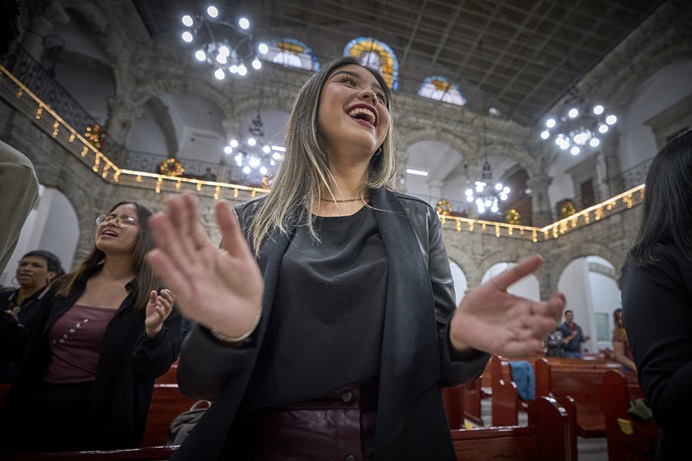 A woman sings and prays during a Dec. 2, 2023, worship service in the Gante Methodist Church in Mexico City, part of a larger celebration of the 150th anniversary of the founding of the Methodist Church of Mexico. The denomination observed the anniversary with a conference Nov. 30 to Dec. 3 in Mexico City looking at how its Wesleyan heritage can better equip the church to face current challenges. Photo by Paul Jeffrey, UM News.