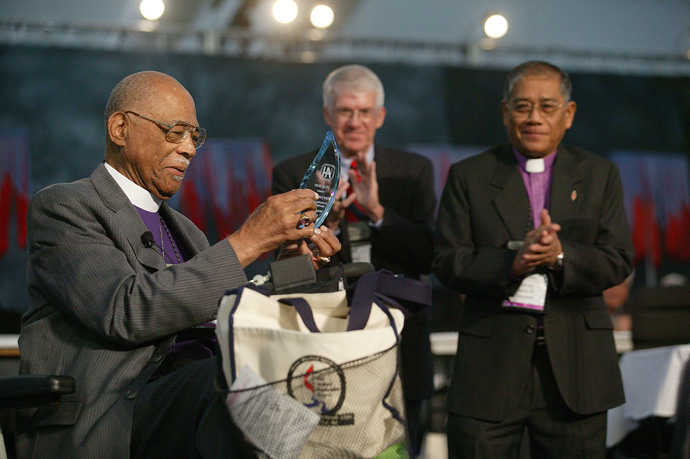 Bishop Solito Kuramin Toquero (right) and Charles Yrigoyen (center), then top staff executive of the church's Commission on Archives and History, applaud as Bishop James S. Thomas (left) receives an award during the 2004 General Conference in Pittsburgh. Bishop Thomas was honored for the contributions he made in the former Central Jurisdiction. Bishop Toquero passed away Dec. 1 at the age of 81. File photo by Mike DuBose, UM News.