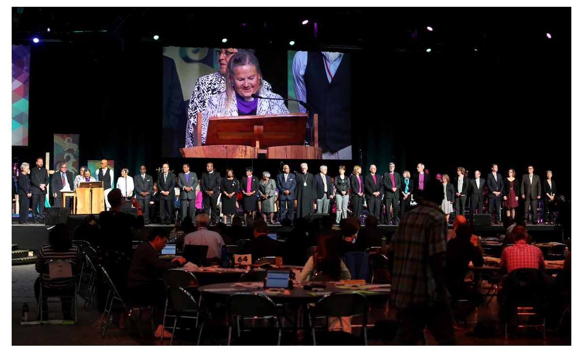 2016년 총회에서 스웬슨 감독이 교회일치의날(Ecumenical Day) 예배에 참석한 타 교단 지도자들을 소개하고 있다. 사진, 캐서린 베리, 연합감리교뉴스.