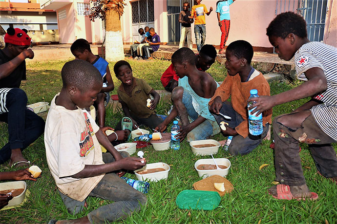 Meninos na rua saciam a fome, gesto promovido pela juventude adulta da Igreja central Malanje. Malanje, foto de João Nhanga.