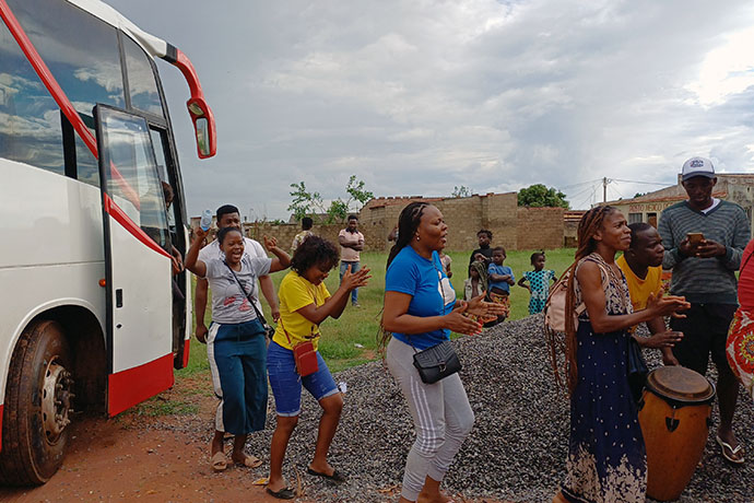 Os irmãos do Oeste cantam durante à sua chegada à IMU Dona Eva Pedro de Andrade em Malanje. Foto de Domingas Ginga Golombole.