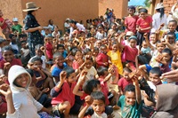 Des enfants et des jeunes montrent fièrement le gâteau qu’ils ont reçu des visiteurs de l’Église Méthodiste Unie d’Ambodifasika à Faratanjona, Madagascar. La communauté fait face à des pénuries alimentaires dues au changement climatique et à d’autres facteurs qui ont réduit la production agricole dans la région. 