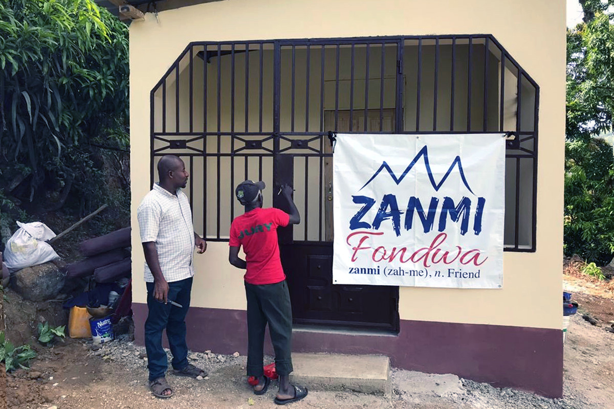 Casa construída pela organização de caridade Zanmi Fondwa no Haiti. A organização de caridade Zanmi Fondwa ajuda os haitianos a construir casas enquanto trabalham para se recuperarem da violência de gangues, furacões e terremotos. Foto cortesia de Zanmi Fondwa.