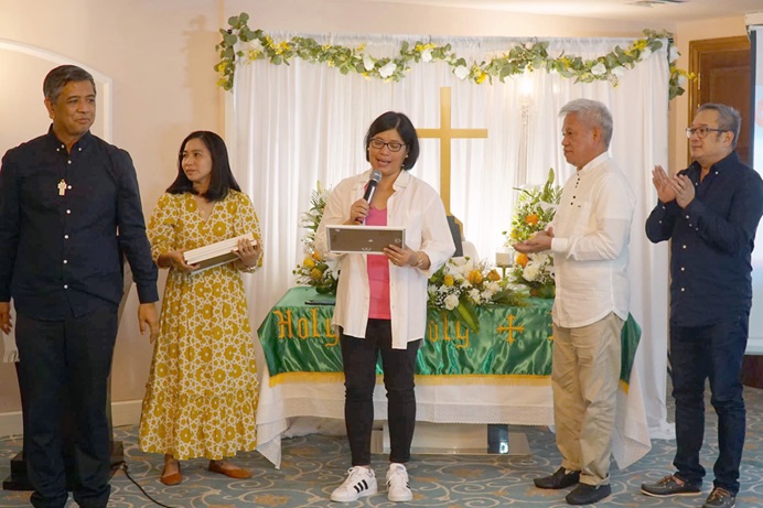 Pastor Marianne Bucud (center) and other church leaders stand in front of the altar of Sharjah United Methodist Church, located in the United Arab Emirates. Bucud became the congregation’s pastor in 2020 when the Filipino United Methodist presence in Sharjah began. Although Middle Eastern countries have varying degrees of religious tolerance, the area has been a center of growth for Filipino diaspora faith communities. Photo courtesy of Sharjah United Methodist Church Facebook page.  