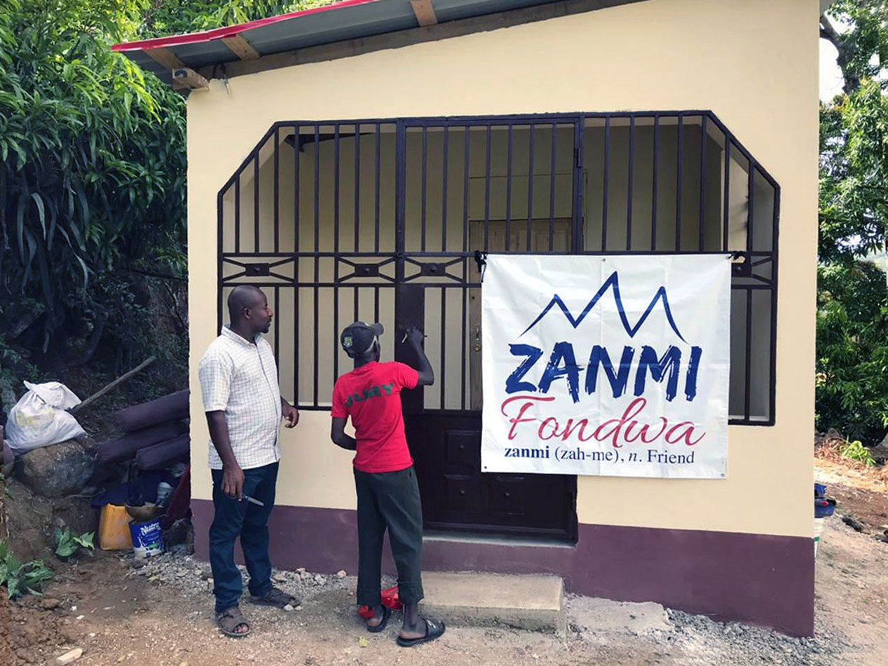 Una casa construida en Haití por la organización benéfica Zanmi Fondwa, que ayuda a los/as haitianos/as a construir viviendas mientras trabajan para recuperarse de la violencia de las pandillas, los huracanes y un terremoto. Foto cortesía de Zanmi Fondwa.