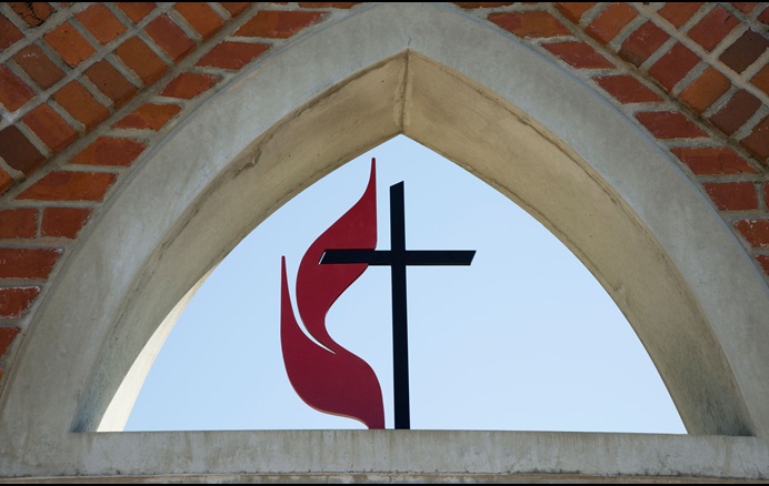 Símbolo de La Iglesia Metodista Unida en el edificio de una congregación local en Gainesville, Florida. Foto: Pat Canova/Alamy.