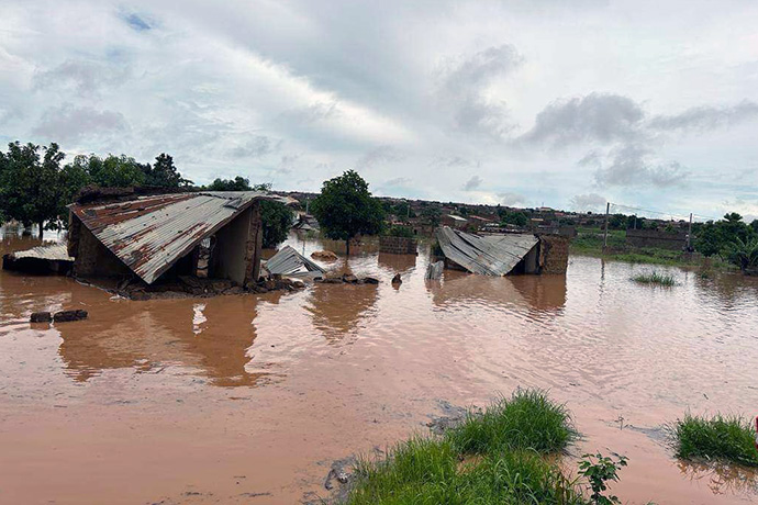Imagens que mostram o cenário desolador em que ficaram algumas das casas inundadas. Malanje, foto de João Nhanga.