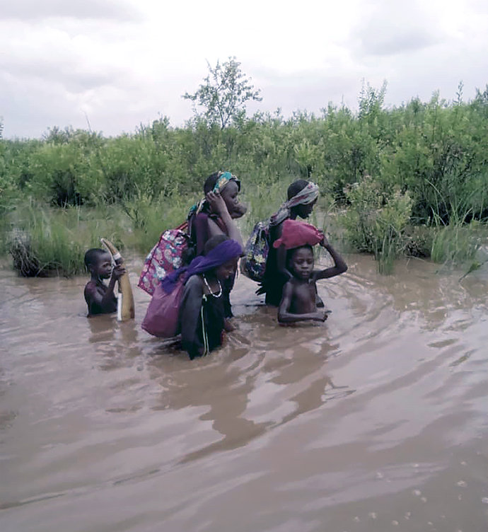 Des enfants traversent une zone inondée dans le district de Masai de la Conférence de Tanzanie. Plus de 6 300 personnes, dont 300 membres de l'Église Méthodiste Unie, ont été touchées par les fortes pluies et les inondations de décembre et janvier. Photo de Samsoni Kinoka, district de Masai.