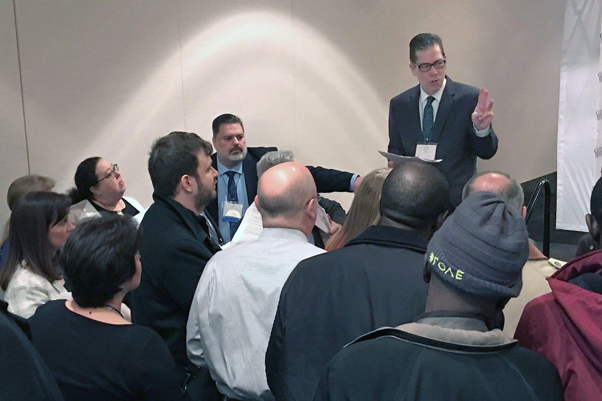 O Rev. Tom Lambrecht informa os delegados após um café da manhã de Boas Notícias durante a Conferência Geral Metodista Unida de 2019 em St. Louis. Good News, um grupo tradicionalista, tem uma longa história de lobby na Conferência Geral e planeja estar ativo na próxima assembleia legislativa, marcada para acontecer de 23 de abril a 3 de maio em Charlotte, NC. Lambrecht é vice-presidente e gerente geral da Good News. Foto de arquivo de Sam Hodges, Notícias MU.