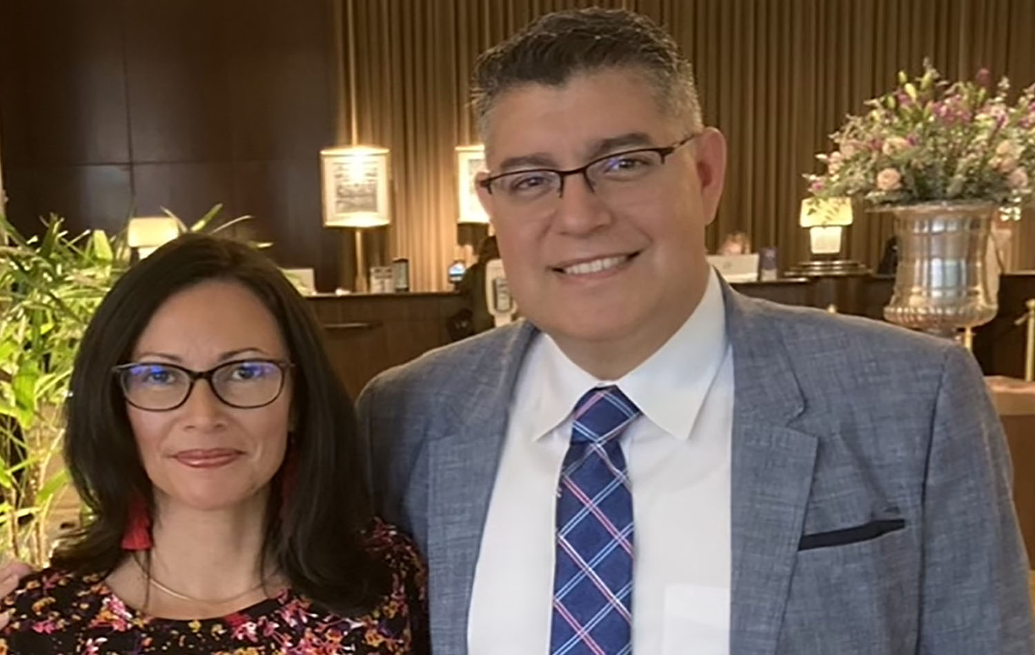 Rev. César Martínez e sua esposa Karina. Foto cortesia da Conferência Anual do Texas.