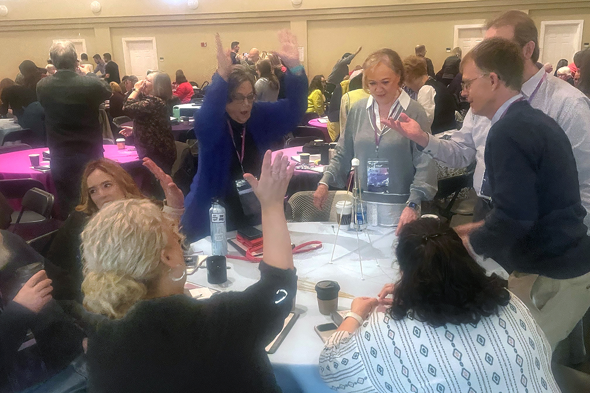 Participantes en la primera conferencia nacional Expresiones Frescas, un esfuerzo para la revitalización de la iglesia que es parte de los Ministerios de Discipulado Metodista Unido, compiten para ver quién puede hacer la estructura con el malvavisco más alto durante la reunión celebrada del 7 al 9 de febrero en la Iglesia Metodista Unida de Providence en Charlotte, Carolina del Norte Los/as panelistas dijeron que los nuevos enfoques de ministerios requieren igualmente nuevas opciones para financiarlos. Foto de Jim Patterson, Noticias MU.