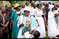 Des personnes en deuil se rassemblent à Funyula, au Kenya, lors de l'enterrement du révérend Carol Alois Ososo, doyen des surintendants et surintendant du district de Busia de l'Église Méthodiste Unie, aujourd'hui à la retraite. Il avait 77 ans. Photo par le Révérend Bernard Amani Mudiri, UM News.