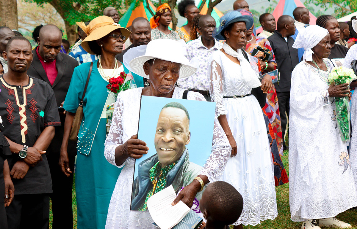 Des personnes en deuil se rassemblent à Funyula, au Kenya, lors de l'enterrement du révérend Carol Alois Ososo, doyen des surintendants et surintendant du district de Busia de l'Église Méthodiste Unie, aujourd'hui à la retraite. Il avait 77 ans. Photo par le Révérend Bernard Amani Mudiri, UM News.