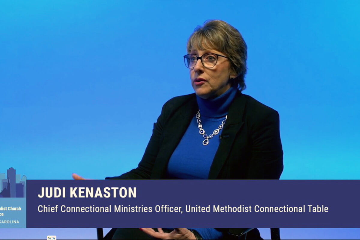 Judi Kenaston, directora de ministerios conexionales de la Mesa Conexional, explica los planes de regionalización propuestos de cara a la Conferencia General. La Mesa Conexional, organismo de liderazgo metodista unido, ha ayudado a desarrollar una legislación que apunta a poner a las conferencias centrales de Estados Unidos y de África, Europa y Filipinas en igualdad de condiciones. Kenaston también es delegada a la Conferencia General por la Conferencia Anual de Virginia Occidental. Captura de pantalla cortesía de Comunicaciones MU vía Zoom de Noticias MU.