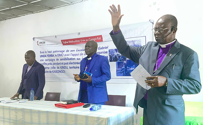 L'évêque méthodiste uni Gabriel Yemba Unda (à droite) prie pour la paix et la tolérance pendant les élections au Congo. Unda a réaffirmé le devoir de l'Eglise de promouvoir la paix et poursuivra ses efforts pour aider à prévenir la violence. Photo par Chadrack Tambwe Londe, UM News.