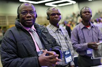 콩고 북카탕가 연회의 대의원인 바그리스 움바(왼쪽부터), 베르틴 경우, 아돌프 키텡게가 오리건주 포틀랜드에 위치한 포틀랜드 컨벤션 센터에서 열린 2016년 연합감리교회 총회에서 오전 예배를 드리고 있다. 오는  4월 23일부터 5월 3일까지 예정된 연합감리교회 총회는 아프리카 연합감리교인들의 관심을 끌고 있으며, 아프리카 대의원들의 투표는 지역화 안 통과에 결정적인 역할을 할 것으로 예상된다. 사진, 케이틀린 배리, 연합감리교뉴스.
