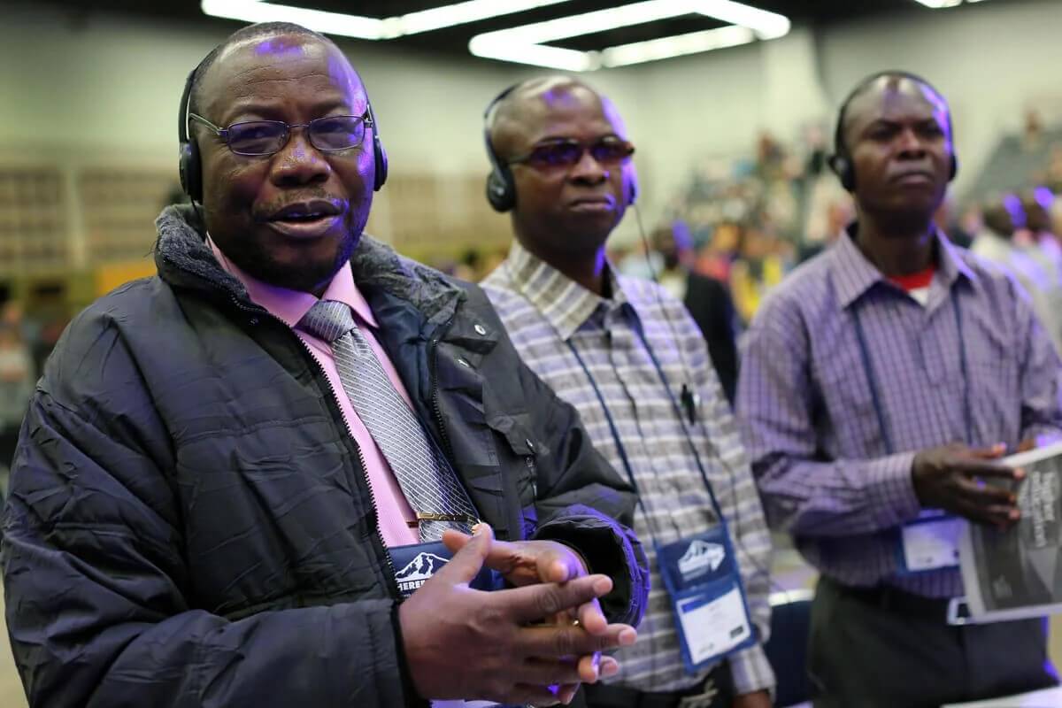 콩고 북카탕가 연회의 대의원인 바그리스 움바(왼쪽부터), 베르틴 경우, 아돌프 키텡게가 오리건주 포틀랜드에 위치한 포틀랜드 컨벤션 센터에서 열린 2016년 연합감리교회 총회에서 오전 예배를 드리고 있다. 오는  4월 23일부터 5월 3일까지 예정된 연합감리교회 총회는 아프리카 연합감리교인들의 관심을 끌고 있으며, 아프리카 대의원들의 투표는 지역화 안 통과에 결정적인 역할을 할 것으로 예상된다. 사진, 케이틀린 배리, 연합감리교뉴스.