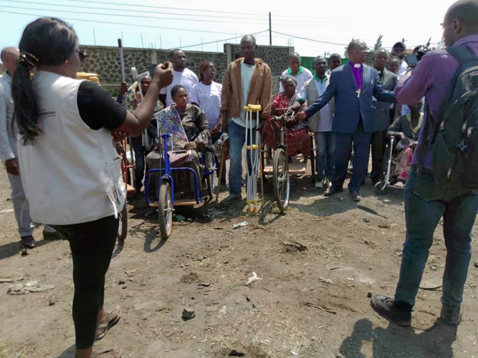 L'évêque Gabriel Yemba Unda remet des tricycles, des cannes, des béquilles et des déambulateurs à des personnes handicapées à Goma, au Congo. L'évêque a lancé un appel aux personnes de bonne volonté pour qu'elles soutiennent les personnes handicapées. Photo par Philippe Kituka Lolonga, UM News.