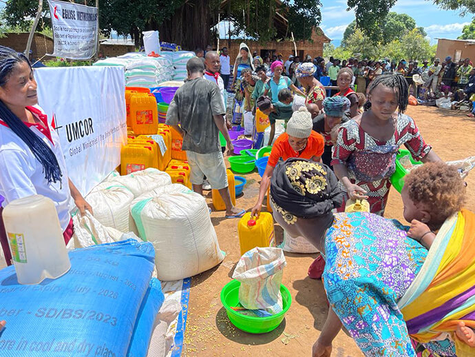 Survivors of two fires at the Malicha internally displaced camp in Fizi, Congo, line up to receive humanitarian aid from The United Methodist Church. A team from the church’s disaster management office, supported by the United Methodist Committee on Relief, distributed aid to about 5,000 people, many of whom have been displaced by unrest in the region. Photo courtesy of the East Congo Episcopal Area disaster management office.