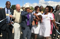 L'Évêque Méthodiste Uni Eben K. Nhiwatiwa (au centre) coupe le ruban lors de l'inauguration de la nouvelle clinique de la mission Munyarari à Munyarari, au Zimbabwe, le 24 février. Cet établissement ultramoderne a été construit grâce à des fonds collectés par l'Église Méthodiste Unie de Bel Air (Bel Air, Maryland) et son équipe missionnaire, Chabadza-Healing Hands Across Zimbabwe, en partenariat avec la communauté locale. À la gauche de l'évêque, David Talbot, chef d'équipe de l'Église Méthodiste Unie de Bel Air. Photo par Kudzai Chingwe, UM News.