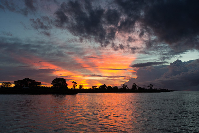 Le soleil se couche sur le fleuve Amazone, près de Manaus, au Brésil. Photo d'archives par Mike DuBose, UM News.