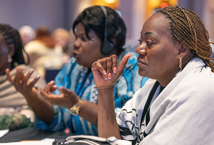 A delegada Angele Kabamba (à direita) da Conferência do Norte do Katanga participa numa sessão de informação para mulheres delegadas de fora dos EUA em preparação para a Conferência Geral da Metodista Unida que tem lugar de 23 de Abril a 3 de Maio em Charlotte, N.C. Foto de Mike DuBose, Notícias MU.