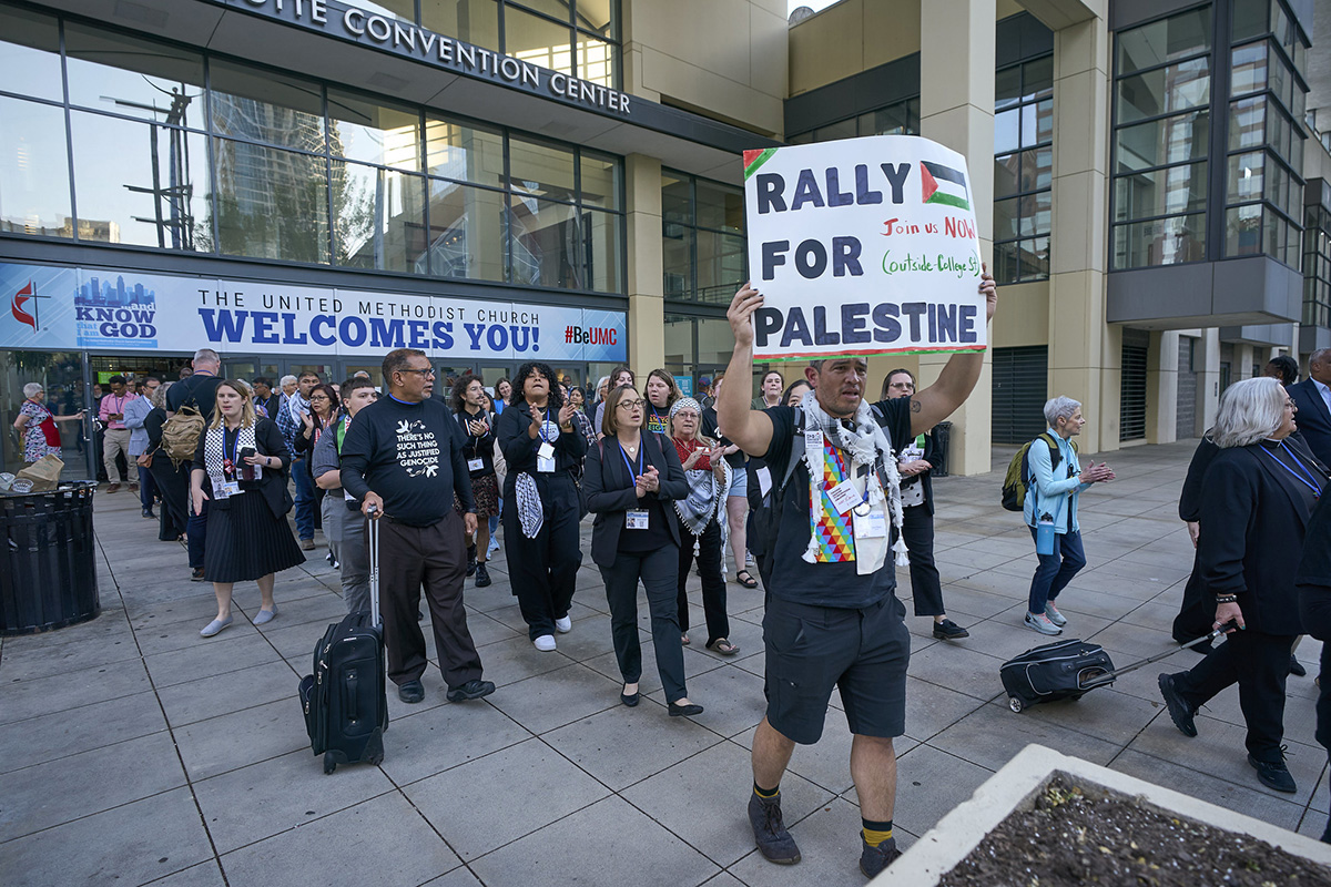 Os Metodistas Unidos e outros manifestam-se em apoio ao povo de Gaza na Conferência Geral Metodista Unida de 2024 em Charlotte, N.C. A manifestação de 25 de Abril foi patrocinada pela Resposta Metodista Unida Kairos. Foto de Paul Jeffrey, Notícias da MU.