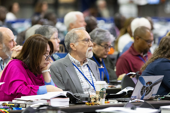 Les délégués examinent la législation lors de la Conférence Générale Méthodiste Unie à Charlotte, N.C. Photo par Mike DuBose, UM News.