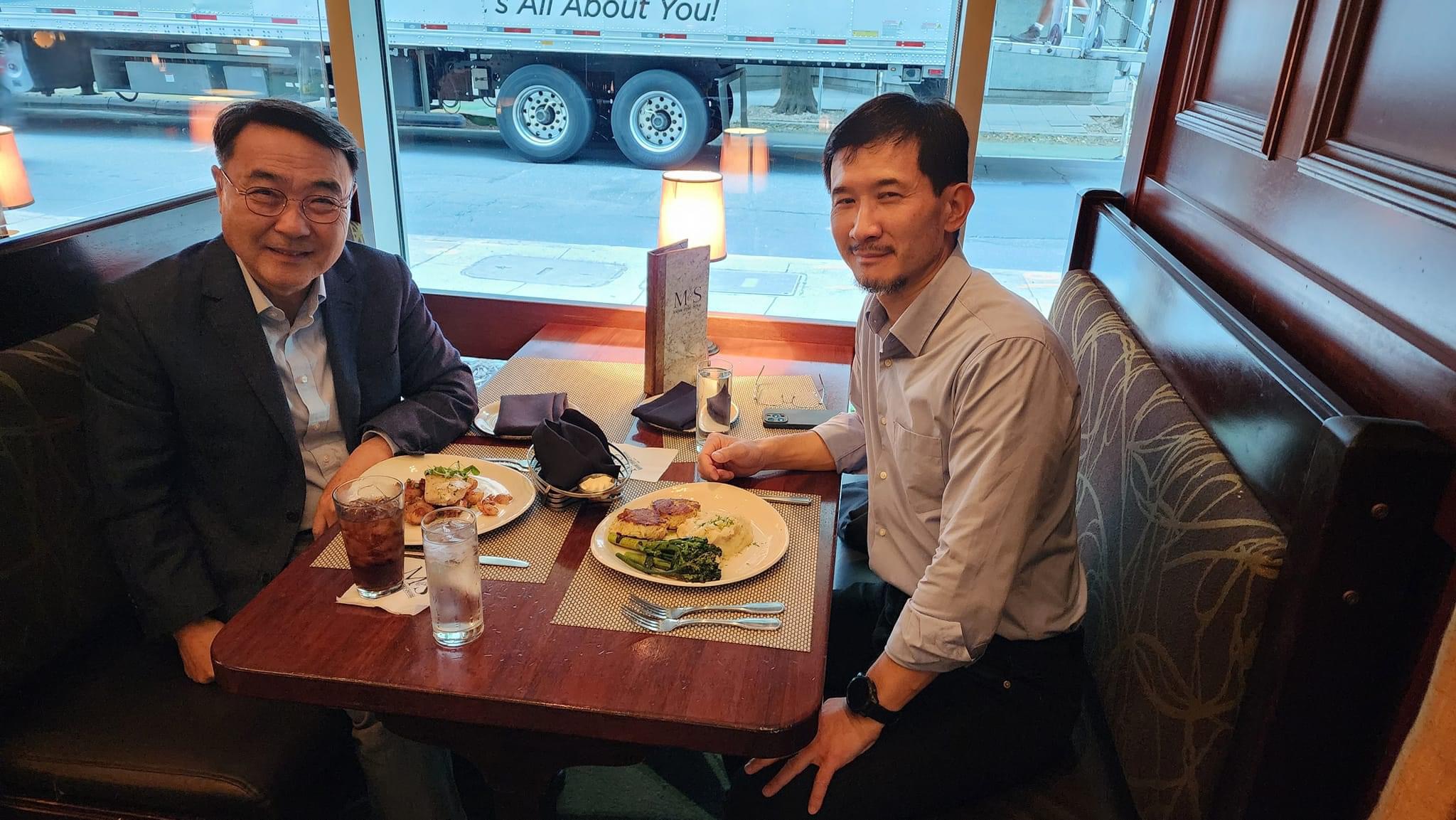 김정호 목사가 유라시아 연회의 에두아드 허가이 감독과 저녁 식사를 하고 있다. 사진 출처, 김정호 목사 페이스북.