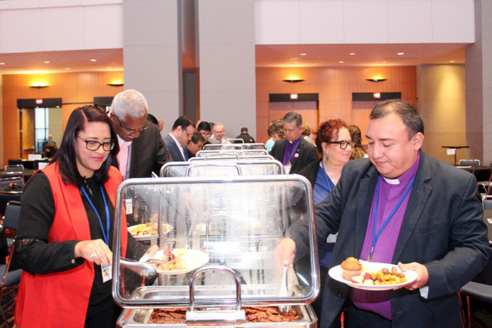 Compartiendo el desayuno a la izquierda: Revda. Sairy Marte y el Obispo Miguel Ángel Cancú de la Iglesia Evangélica Dominicana; Obispo Héctor Burgos Núñez de la Conferencia Anual del Área Norte de Nueva York. Al fondo a la derecha el Obispo Ciriaco Francisco Vicepresidente de la Mesa Cinexional; Rvda. Dra Lydia Muñoz Directora del Plan Nacional para el Ministerio Hispano-Latino; y al frente, el Obispo Juan De Dios Peña de la Iglesia Evangélica Metodista en El Salvador. Foto Rev. Gustavo Vasquez, Noticias MU.