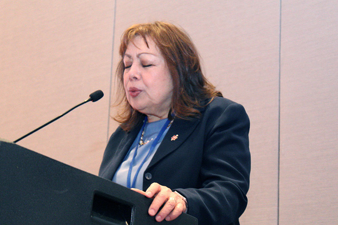 La Obispa Minerva Carcaño de la Conferencia Anual de California-Nevada, dirigió la oración que clausuró el evento que reunió a líderes de las iglesias latinoamericanas y del Concilio de Obispos de La Iglesia Metodista Unida. Foto Rev. Gustavo Vasquez, Noticias MU.