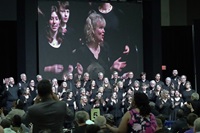 Les chorales du chœur et des jeunes de l'Église Méthodiste Unie de Davidson (N.C.) chantent pendant le culte du matin lors de la Conférence Générale Méthodiste Unie 2024 à Charlotte, N.C. Photo par Larry McCormack, UM News.