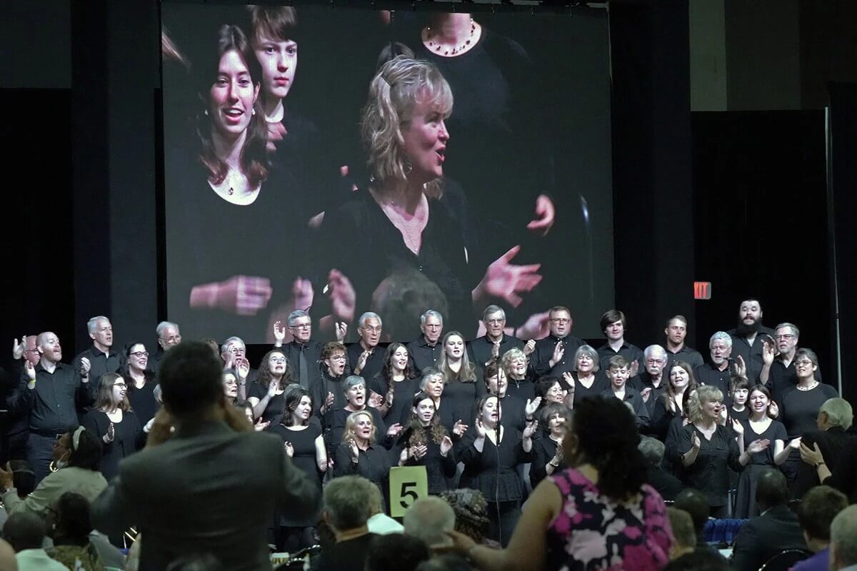 데이비슨 연합감리교회의 성가대와 청소년 합창단이 노스캐롤라이나 샬럿에서 열린 2024 연합감리교 총회 아침예배에서 찬양을 하고 있다. 사진, 래리 맥코맥, 연합감리교뉴스. 