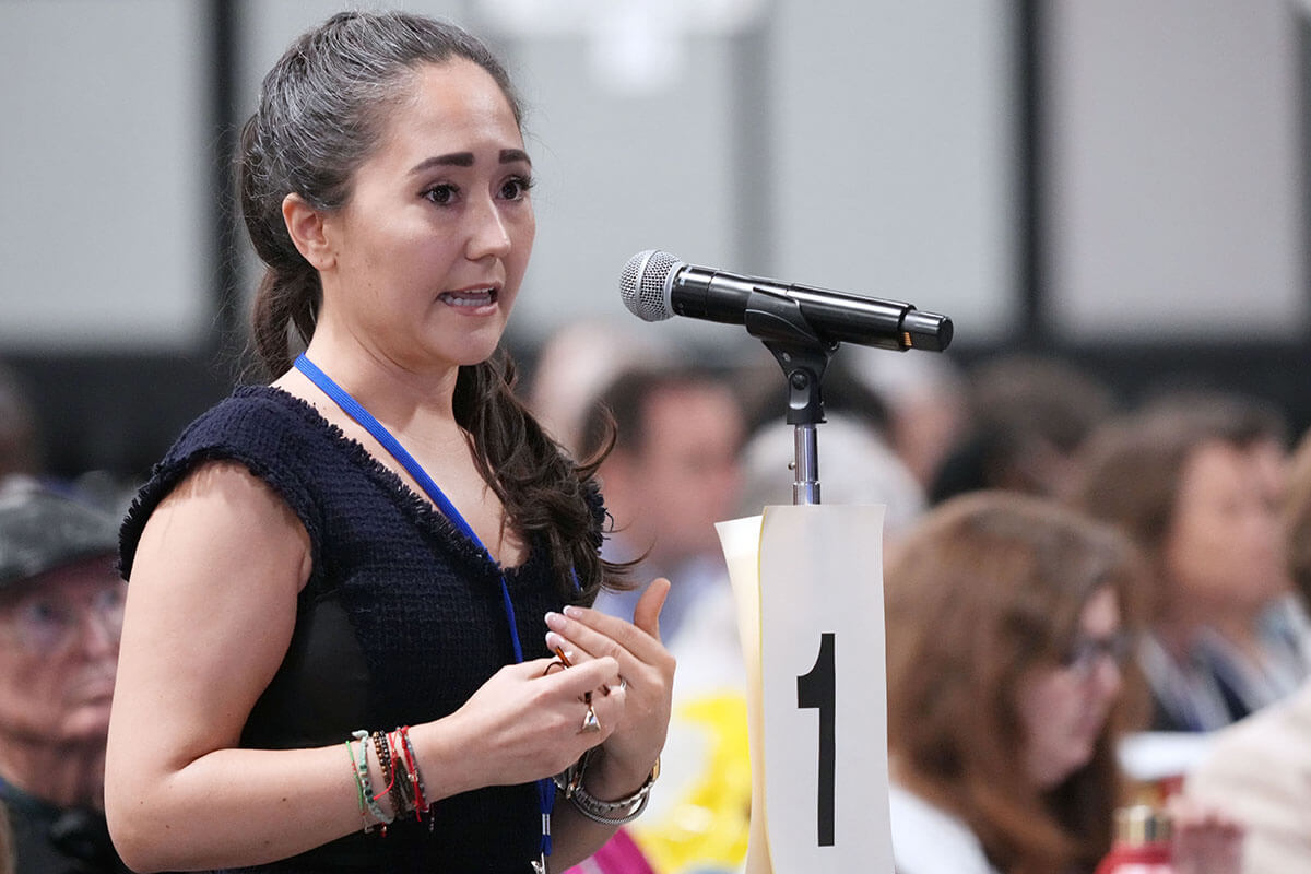 Jessica Vittorio, membre du conseil d'administration de Wespath et déléguée de la Conférence du Texas du Nord, demande l'adoption d'un nouveau plan de retraite pour le Clergé Méthodiste Uni aux États-Unis lors d'une session plénière le 1er mai à la Conférence Générale Méthodiste Unie à Charlotte, N.C. Photo par Larry McCormack, UM News.