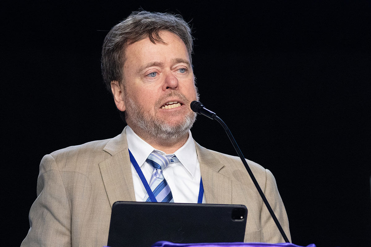 Lonnie Chafin, delegado de la Conferencia Anual del Norte de Illinois y presidente del comité legislativo de la Conferencia, habla el 1 de mayo durante la Conferencia General Metodista Unida reunida en Charlotte, Carolina del Norte. El comité apoyó y llevó a la sala una petición que elimina el Párrafo 2553 del Libro de Disciplina. Foto de Mike DuBose, Noticias MU.