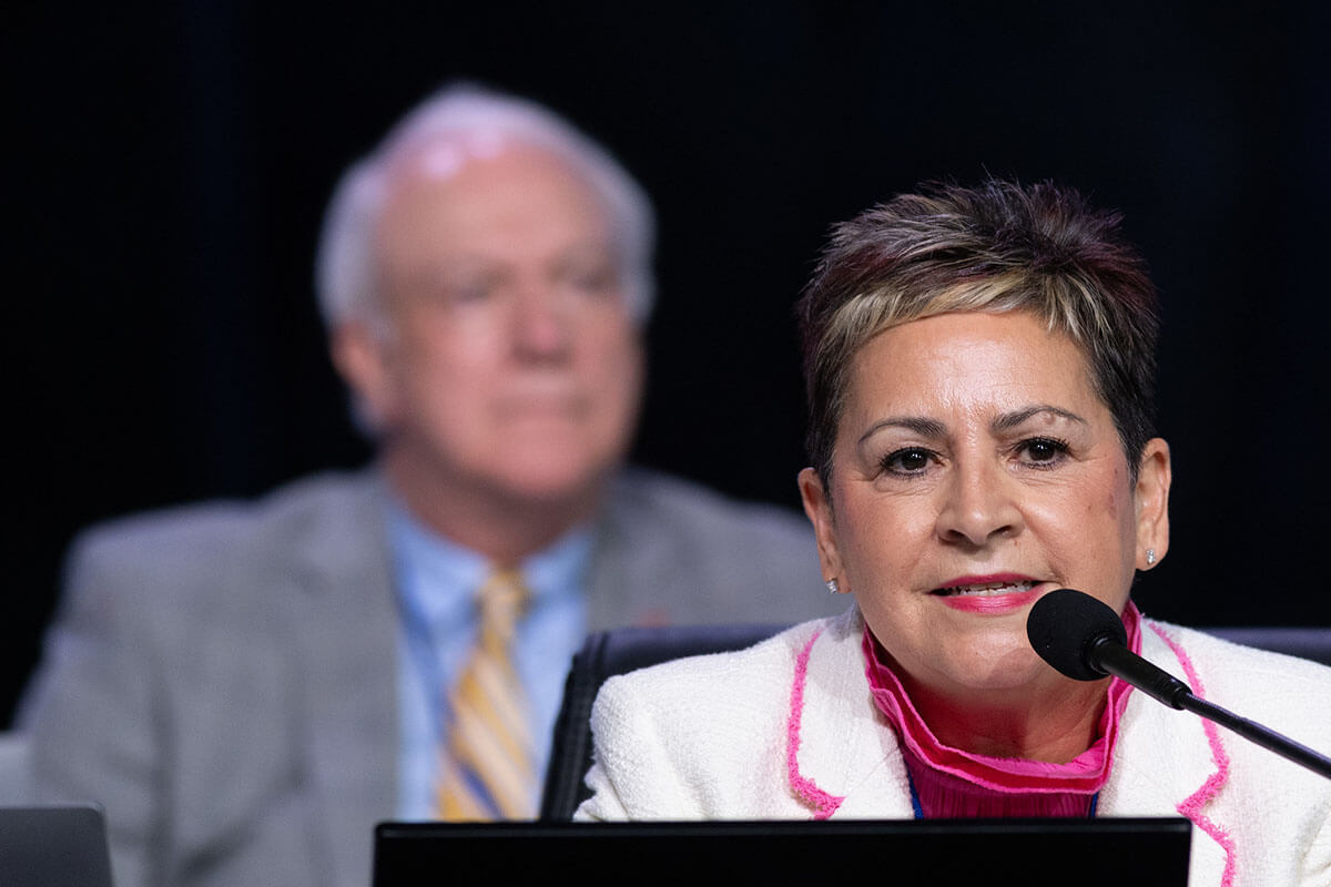 L'Évêque Cynthia Fierro Harvey préside une session de la Conférence Générale Méthodiste Unie à Charlotte (Caroline du Nord) le 1er mai. Derrière elle se trouve l'Évêque Thomas Bickerton. Les Évêques ont commenté les votes de la Conférence Générale visant à supprimer les restrictions à la pleine participation des LGBTQ dans l'Église Méthodiste Unie. Photo par Mike DuBose, UM News.