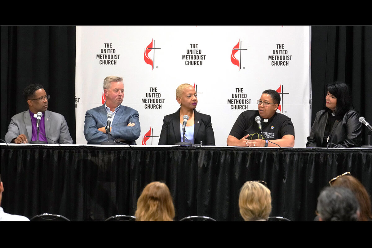 Da esquerda para a direita, o Bispo Cedrick D. Bridgeforth, o Reverendo John Stephens, a Bispa Tracy S. Malone, a Reverenda Effie McAvoy e a Bispa Connie Shelton falam sobre o futuro da Igreja Metodista Unida durante uma conferência de imprensa a 2 de maio na Conferência Geral em Charlotte, N.C. Foto de Larry McCormack, Notícias MU.