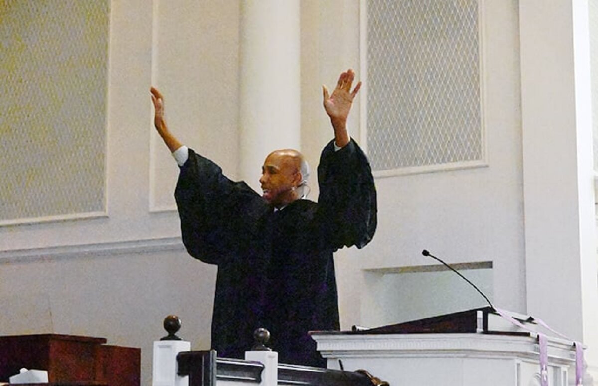 조지아주 서머나에 소재한 베다니 연합감리교회의 부목사인 토니 필립스 목사가 3월 10일 주일 예배를 인도하고 있다. 코카콜라사의 마케팅 임원이었던 필립스는 진로를 바꿔 현재 베다니 교회 부목사가 되어 지역사회 사역에 주력하고 있다. 사진, 짐 패터슨, 연합감리교뉴스.