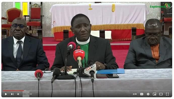 코트디부아르 연회 서기인 아이작 보제 목사가 최근 총회의 결정으로 인해 코트디부아르 연회가 교단을 탈퇴하게 되었다는 내용의 성명서를 낭독하고 있다. 사진은 코트디부아르 연회가 공개한 유튜브 화면 캡처. 