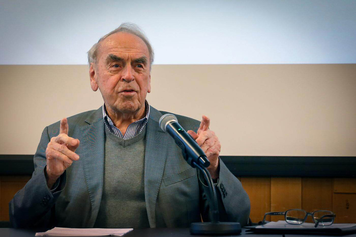 El profesor Dr. Jürgen Moltmann habla con los estudiantes del Instituto Ecuménico del CMI en Bossey, el 3 de diciembre de 2019. Foto Peter Kenny, CMI.