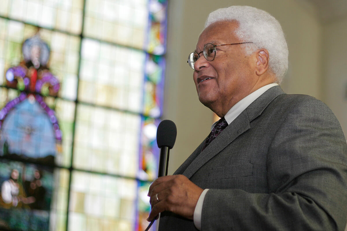 Le Révérend James M. Lawson parle de la non-violence à la First Baptist Church de Montgomery, en Alabama, en 2009, lors d'un pèlerinage du Congrès sur les droits civiques dans cet État. L'église a été le théâtre en 1961 d'un affrontement entre les Freedom Riders et une foule en colère. M. Lawson est décédé le 9 juin à l'âge de 95 ans. Photo de Kathy L. Gilbert, UM News.