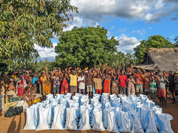 Des membres de la communauté d'Andranokaky, à Madagascar, se réjouissent de la nourriture et des autres fournitures distribuées par l'Église Méthodiste Unie de Madagascar. La sécheresse prolongée et les inondations ont créé une insécurité alimentaire dans la région. Photo par Justin Rakotoarimanana.