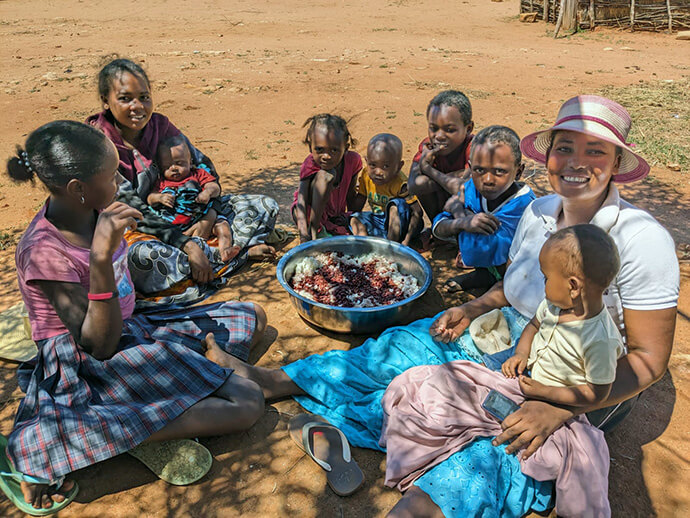 Des femmes et des enfants partagent un repas à Andranokaky, Madagascar. La nourriture a été distribuée par les membres de l'Église Méthodiste Unie d'Ambodifasika avec le financement du United Methodist Committee on Relief (Comité Méthodiste Uni de Secours). Photo par Justin Rakotoarimanana.